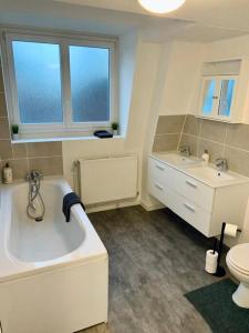 un bagno con vasca, WC e lavandino di Maison 3 chambres - 600m Métro Marbrerie - Lille a Mons-en-Baroeul Altre 33 foto