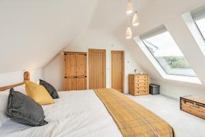sypialnia z dużym łóżkiem i oknem w obiekcie Beach View w mieście Ilfracombe
