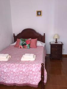 sypialnia z łóżkiem z dwoma ręcznikami w obiekcie Casa Elias w mieście Nordeste
