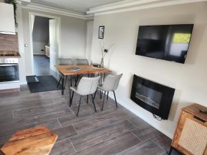 a living room with a table and a fireplace at Neumühler Hof- stilvolle Ferienwohnung "Lisa", kostenfreie Parkplätze und Netflix in Schwerin