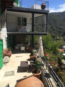 une terrasse avec un parasol et des plantes en pot dans l'établissement Maison Elena, à Kalopanagiotis