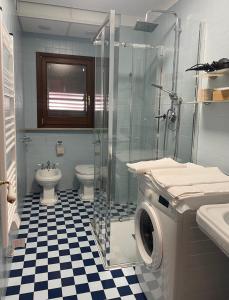福賈的住宿－Residence Bruno，带淋浴、卫生间和盥洗盆的浴室