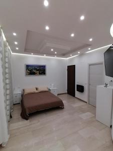 una camera con letto e TV a schermo piatto di Maison Rinaldi SrL a Bari