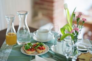 a table with two plates of food and glasses of orange juice at Agriturismo San Francesco in Cortona
