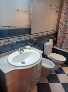 y baño con lavabo y aseo. en PATIO POZANCO, en Córdoba