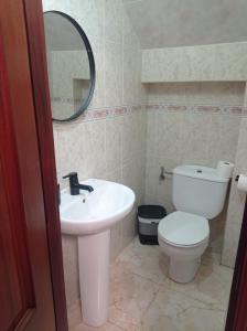 y baño con aseo, lavabo y espejo. en PATIO POZANCO, en Córdoba