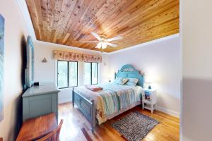 Ένα ή περισσότερα κρεβάτια σε δωμάτιο στο Spa on Port Royal Sound 1321 +29 φωτογραφίες