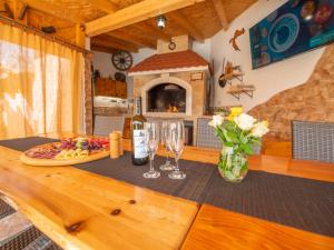 una mesa con una botella de vino y copas de vino en Beautiful Holiday Home "Villa Luka", en Kaštel Štafilić