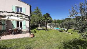 Bazén v ubytovaní Villa spacieuse avec piscine entre le Pont du Gard, le Pont d'Avignon et le Pont d'Arc alebo v jeho blízkosti