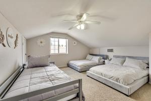 Giường trong phòng chung tại 3 Mi to London Bridge Lake Havasu City Home +37 ảnh