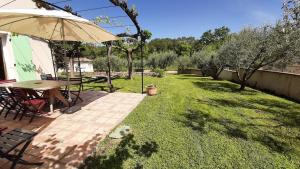 Vonkajšia záhrada v ubytovaní Villa spacieuse avec piscine entre le Pont du Gard, le Pont d'Avignon et le Pont d'Arc