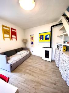 ein Wohnzimmer mit einem Sofa und einem Tisch in der Unterkunft La Dimora Degli Olivi Dependance in Galbiate