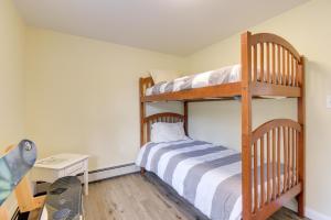 sypialnia z 2 łóżkami piętrowymi i biurkiem w obiekcie Family-Friendly Bridgton Home, Steps to Lake! w mieście Bridgton
