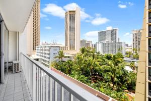 balcón con vistas a la ciudad en Cozy Studio at the Pacific Monarch - Just steps from Beach en Honolulu
