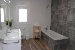 Łazienka w obiekcie APARTAMENTOS RURALES ( LA COBIJÁ) APART Nº2 CONIL