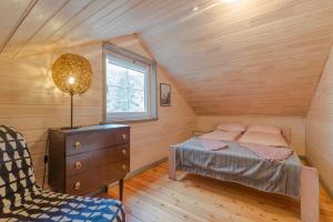 シンバルクにあるDomki w Dolinie Wieżycyの小さなベッドルーム(ベッド1台付)が備わる屋根裏部屋です。
