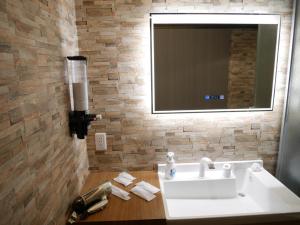 a bathroom with a sink and a mirror at ＳＴＡＹ ＶＩＬＬＡ ＴＯＢＥＴＳＵ - Vacation STAY 14495 