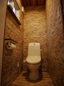 ein Bad mit einem WC in einer Ziegelwand in der Unterkunft ＳＴＡＹ ＶＩＬＬＡ ＴＯＢＥＴＳＵ - Vacation STAY 14496 