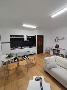 uma sala de estar com um sofá branco e uma mesa em La Casa di Priscilla em Fagagna