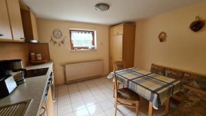 a kitchen with a table and a counter top at Ferienwohnung Fleischer in Langenwetzendorf