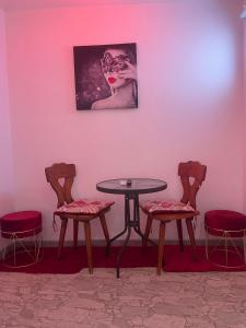 una stanza con un tavolo e due sedie e un quadro di Maison Rinaldi SrL a Bari