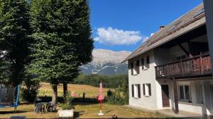 a house with a view of a mountain at superbe appartement in Chauffayer