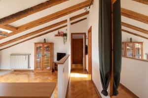 salon z drewnianym sufitem i drewnianą podłogą w obiekcie Svevo, rustico centrale con parcheggio a Trieste w Trieście