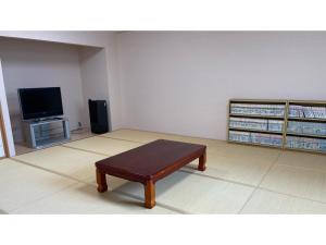出雲市にあるKohan no Onsen Yado Kunibiki - Vacation STAY 35288vのコーヒーテーブルとテレビのあるリビングルーム