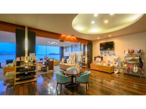 una tienda con mesa y sillas en una habitación en Kohan no Onsen Yado Kunibiki - Vacation STAY 35288v, en Izumo