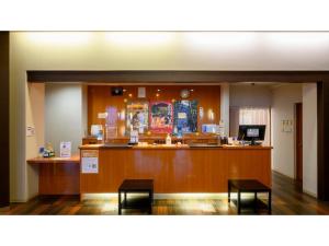 una sala de espera con un mostrador y dos taburetes en Kohan no Onsen Yado Kunibiki - Vacation STAY 35288v, en Izumo