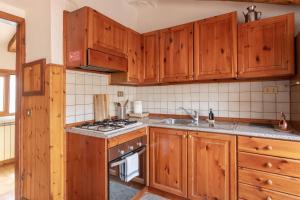 A kitchen or kitchenette at Svevo, rustico centrale con parcheggio a Trieste
