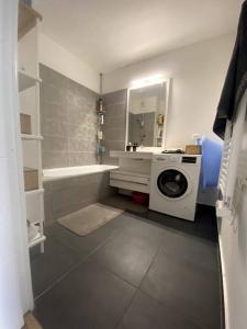 a bathroom with a washing machine and a sink at Construit en 2020, 82m2, entre paris et disney in Noisy-le-Grand