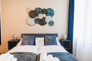 1 dormitorio con 2 camas con placas en la pared en MADU-Living Vienna - Oskar, en Viena