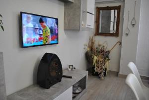 a living room with a fireplace and a tv on the wall at Viviendas De Uso Turistico Rocinante TOLEDO in Toledo