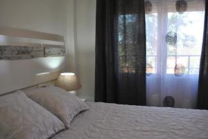 1 dormitorio con cama blanca y ventana en Viviendas De Uso Turistico Rocinante TOLEDO, en Toledo