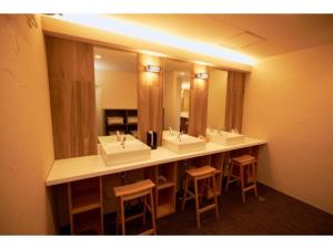 南房総市にあるChikura Tsunagu Hotel - Vacation STAY 38038vの洗面台が2つと鏡が2つあるバスルーム