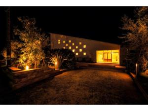 南房総市にあるChikura Tsunagu Hotel - Vacation STAY 38038vの夜に側面に照明がついた建物