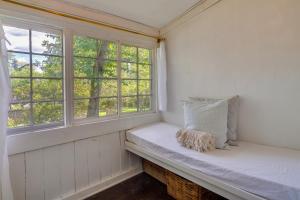 Ένα ή περισσότερα κρεβάτια σε δωμάτιο στο Charming Home Less Than 2 Mi to Downtown Hendersonville!