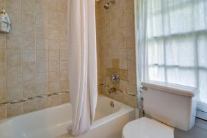Ένα μπάνιο στο Charming Home Less Than 2 Mi to Downtown Hendersonville! +19 φωτογραφίες