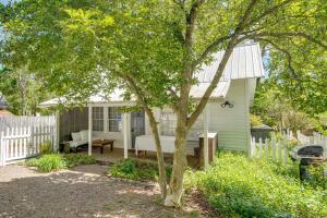 Κήπος έξω από το Charming Home Less Than 2 Mi to Downtown Hendersonville!