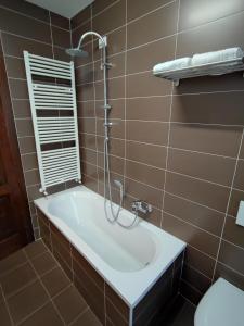 uma casa de banho com banheira e chuveiro em La Casa di Priscilla em Fagagna