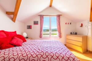 Un dormitorio con una cama grande y una ventana en Villa proche Annecy, en Lovagny