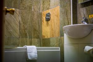 La salle de bains est pourvue d'un lavabo, de toilettes et d'une baignoire. dans l'établissement Bowes Incline Hotel, à Gateshead