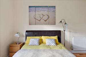 Tempat tidur dalam kamar di Modern and Spacious flat near Edinburgh