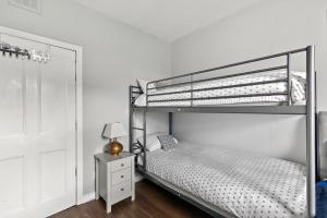 Modern and Spacious flat near Edinburgh في Prestonpans: غرفة نوم بسريرين ومصباح