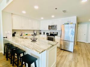 Kuchyň nebo kuchyňský kout v ubytování Beach Club 1004B by ALBVR - Beachfront Beauty - New appliances and bunk beds