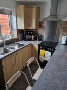 Nhà bếp/bếp nhỏ tại 41 mortimer drive, ideal location near ludlow