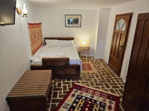 - une petite chambre avec un lit et une porte dans l'établissement Casa cu Turn, à Sărata-Monteoru