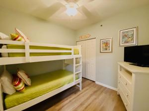 Postel nebo postele na pokoji v ubytování Beach Club 1004B by ALBVR - Beachfront Beauty - New appliances and bunk beds + 37 fotografií