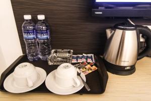 bandeja con 2 botellas de agua y cafetera en Uptown Hotel Seremban, en Seremban